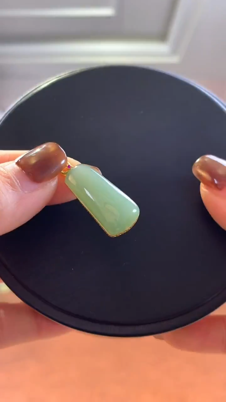 18K金镶嵌和田玉挂件碧玉粉青无事牌