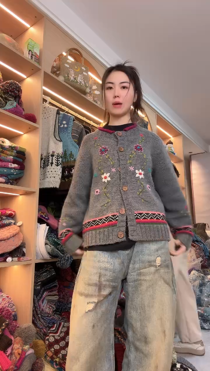 羊毛灰色刺绣毛衣