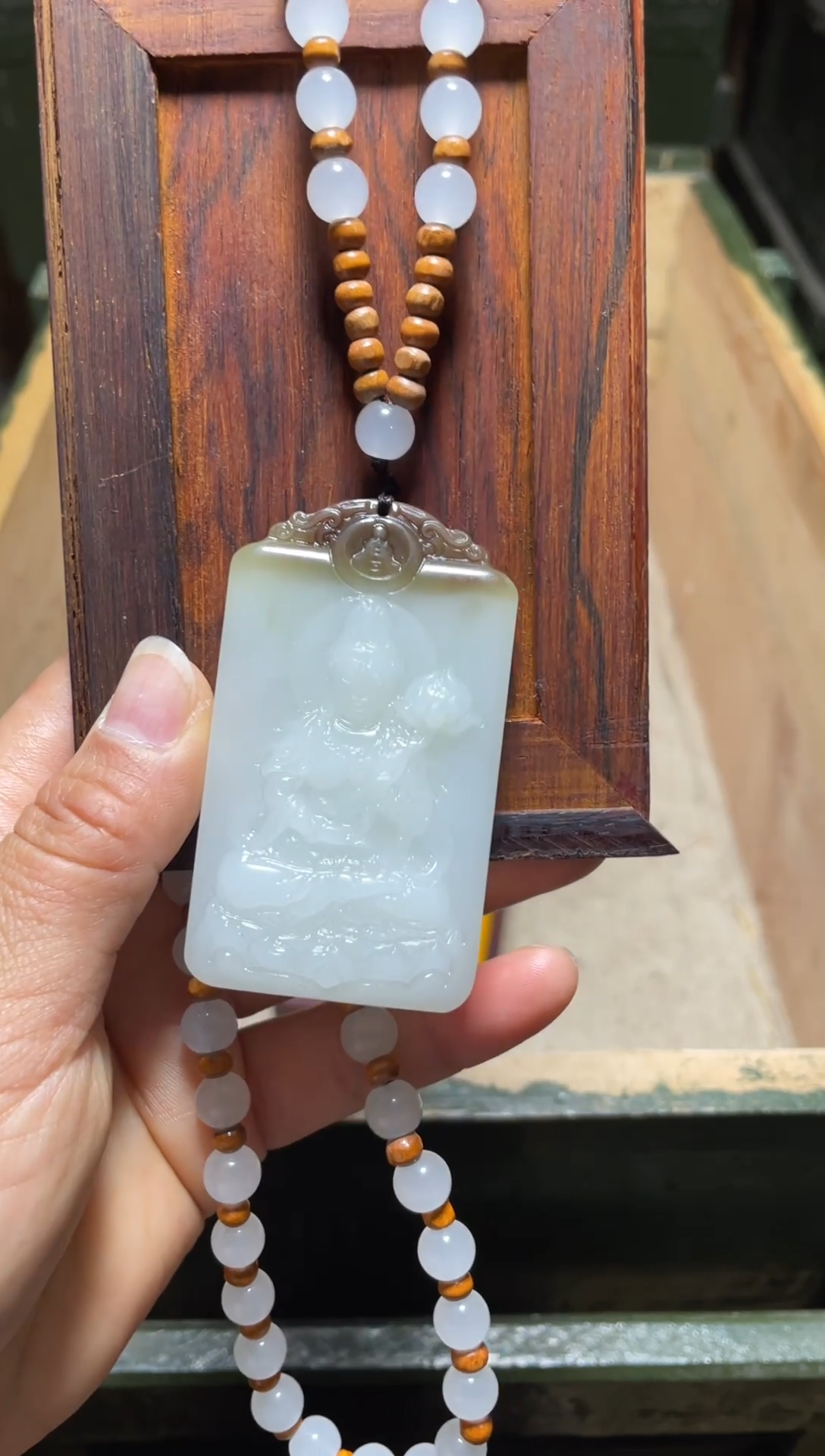 【闪购商品】俏色观音带链子1件