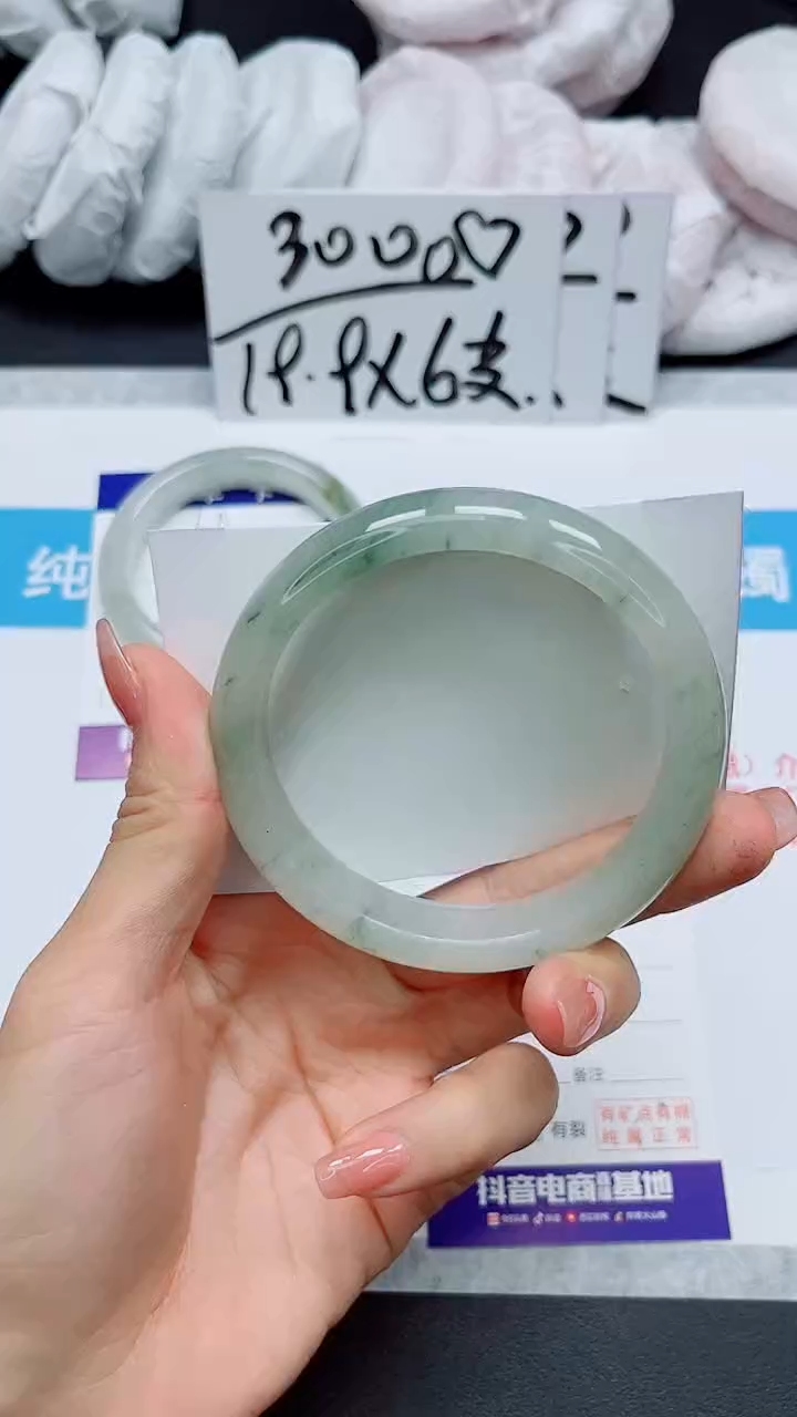 【闪购商品】石英质玉手镯未镶嵌70