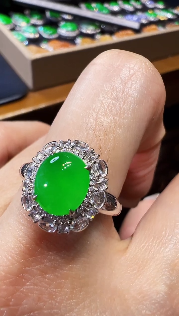 18K金镶嵌戒指翡翠蛋面