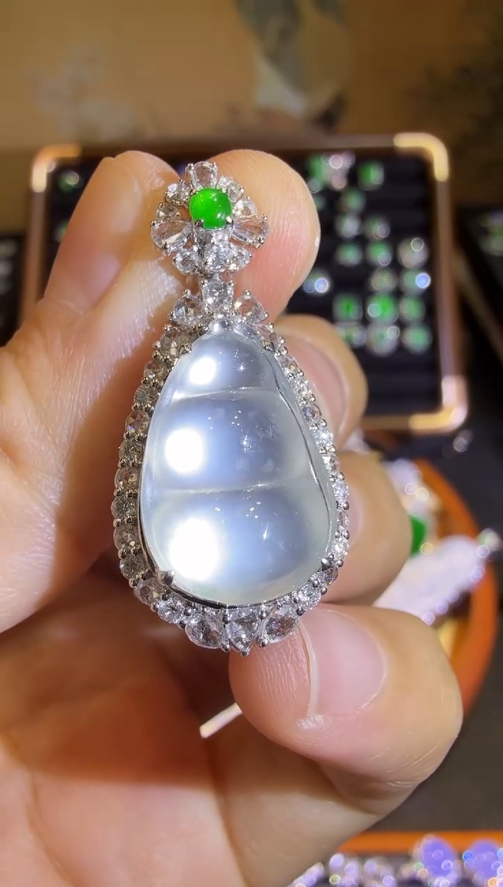 【闪购商品】翡翠吊坠(赠链)18K金镶嵌玻璃种极光白福豆吊坠