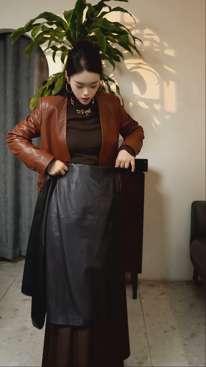 紫色进口小绵羊皮后开叉皮裙 L码