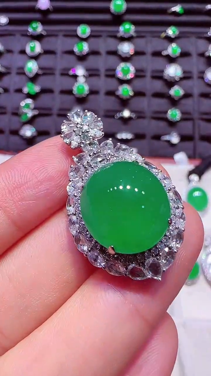 【闪购商品】翡翠颈饰18K金镶嵌蛋坠