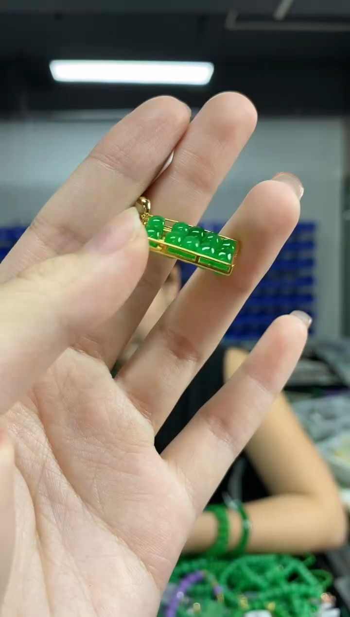 颈饰未镶嵌翡翠多样性发其一颜色微差