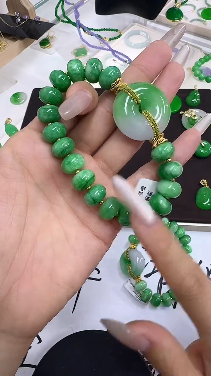 翡翠未镶嵌吊坠(赠链)飘花面包扣手串