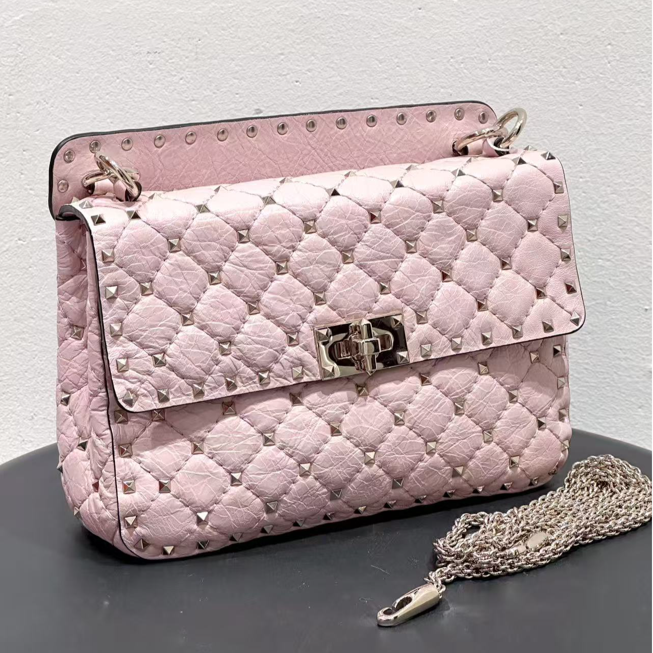 99新 Valentino/华伦天奴 华伦天奴粉色铆钉手拿包 99新
