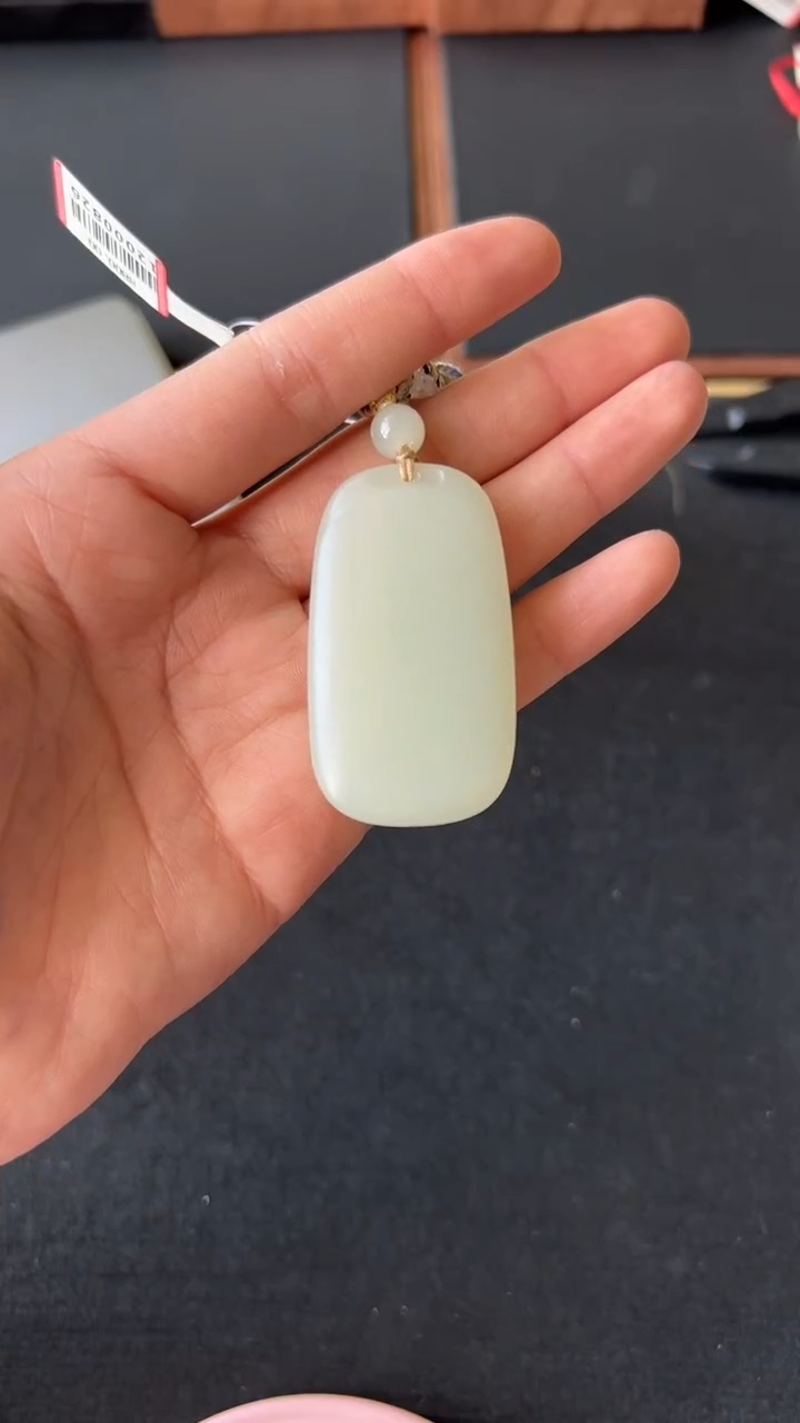 【闪购商品】和田玉吊坠(赠链)未镶嵌且末微色差迪克兰