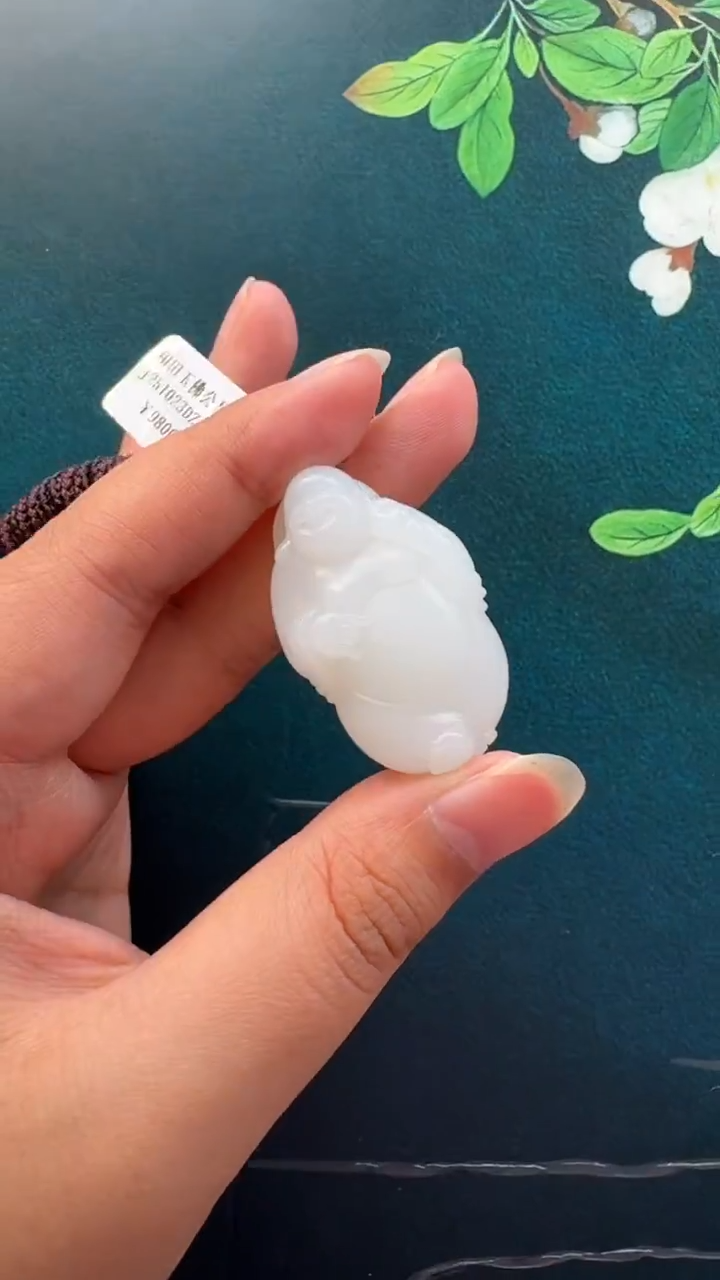 颈饰未镶嵌和田玉吊坠