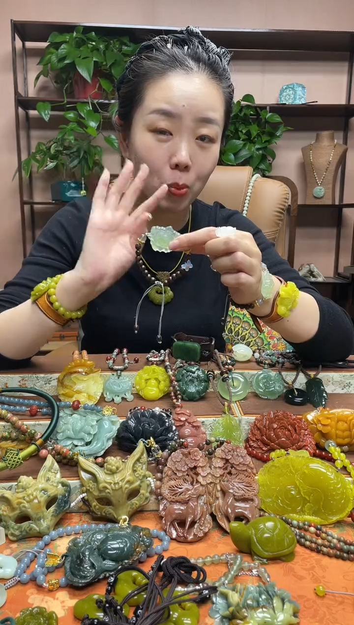 未镶嵌岫玉吊坠多样性发货发其中之一