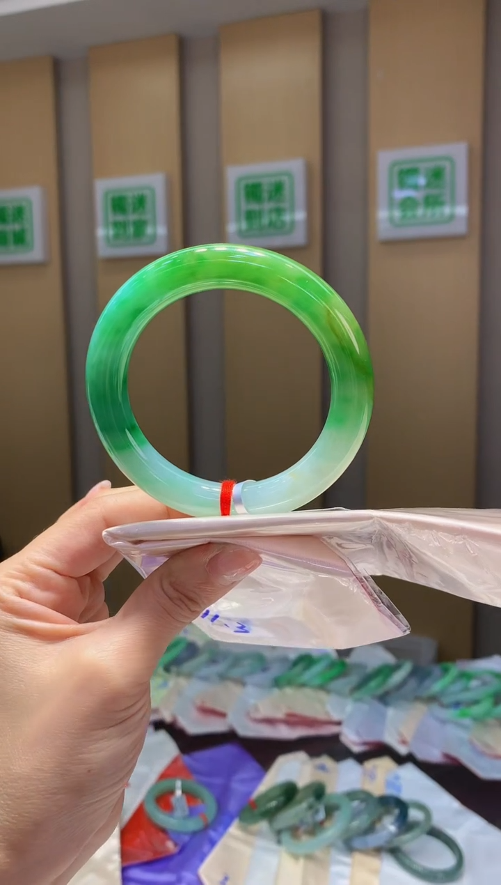 翡翠手镯未镶嵌-291号圈口56.7*11.3*11.3