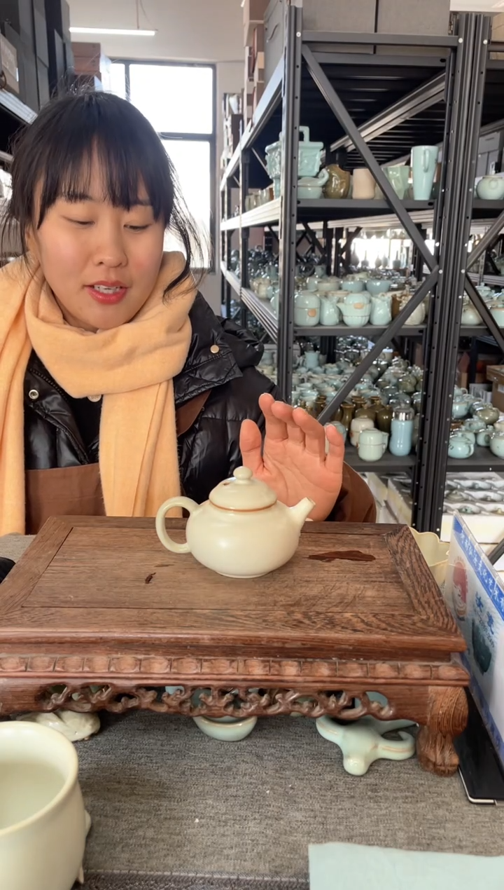 【闪购商品】其他微瑕月白小小容天壶。。。