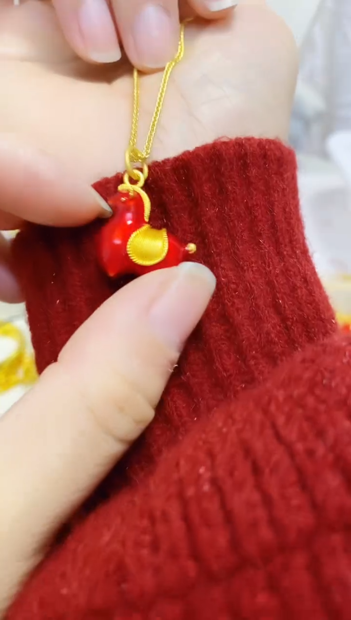 合金无011红色小马吊坠