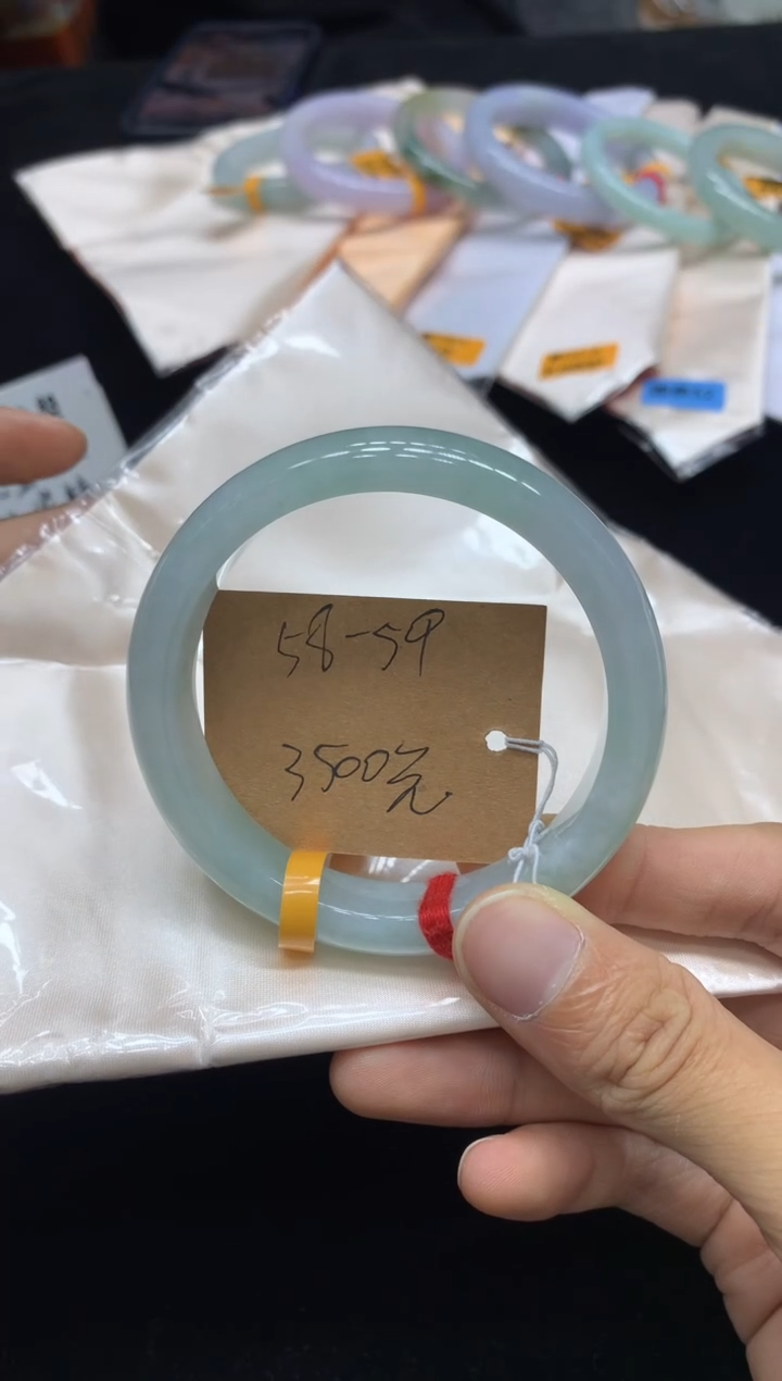 未镶嵌手镯翡翠短****中（48小时鉴赏期）