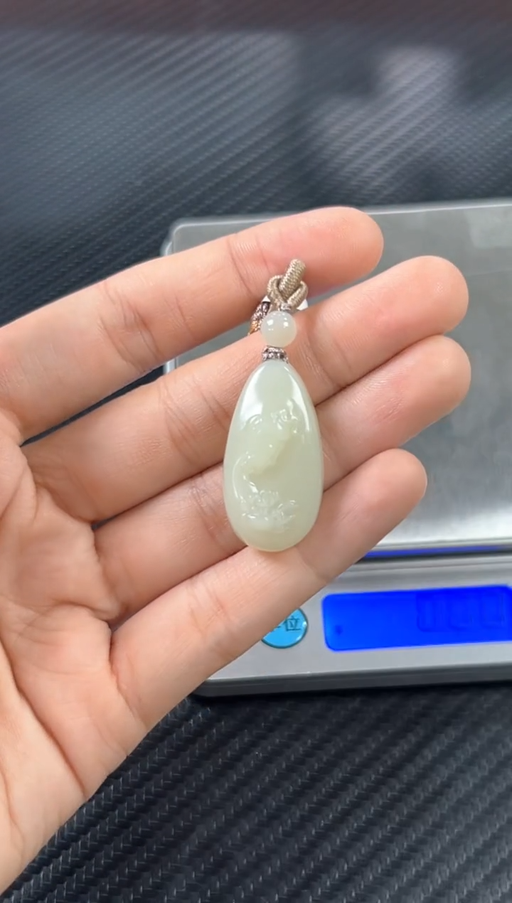 吊坠(赠链)未镶嵌和田玉且末微色差迪克兰一细吊坠