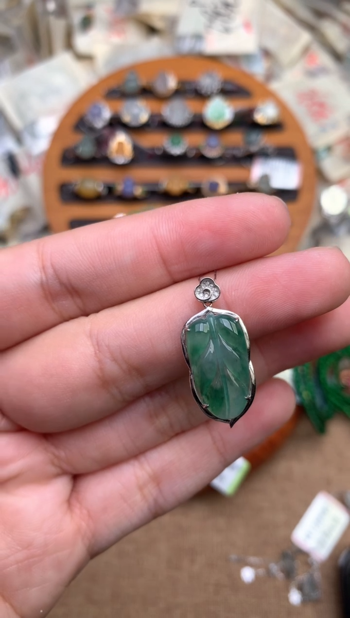 18K金镶嵌挂件翡翠一