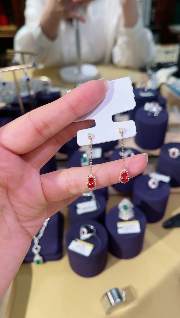 【闪购商品】红宝石耳钉18K金镶嵌红宝石葫芦耳钉