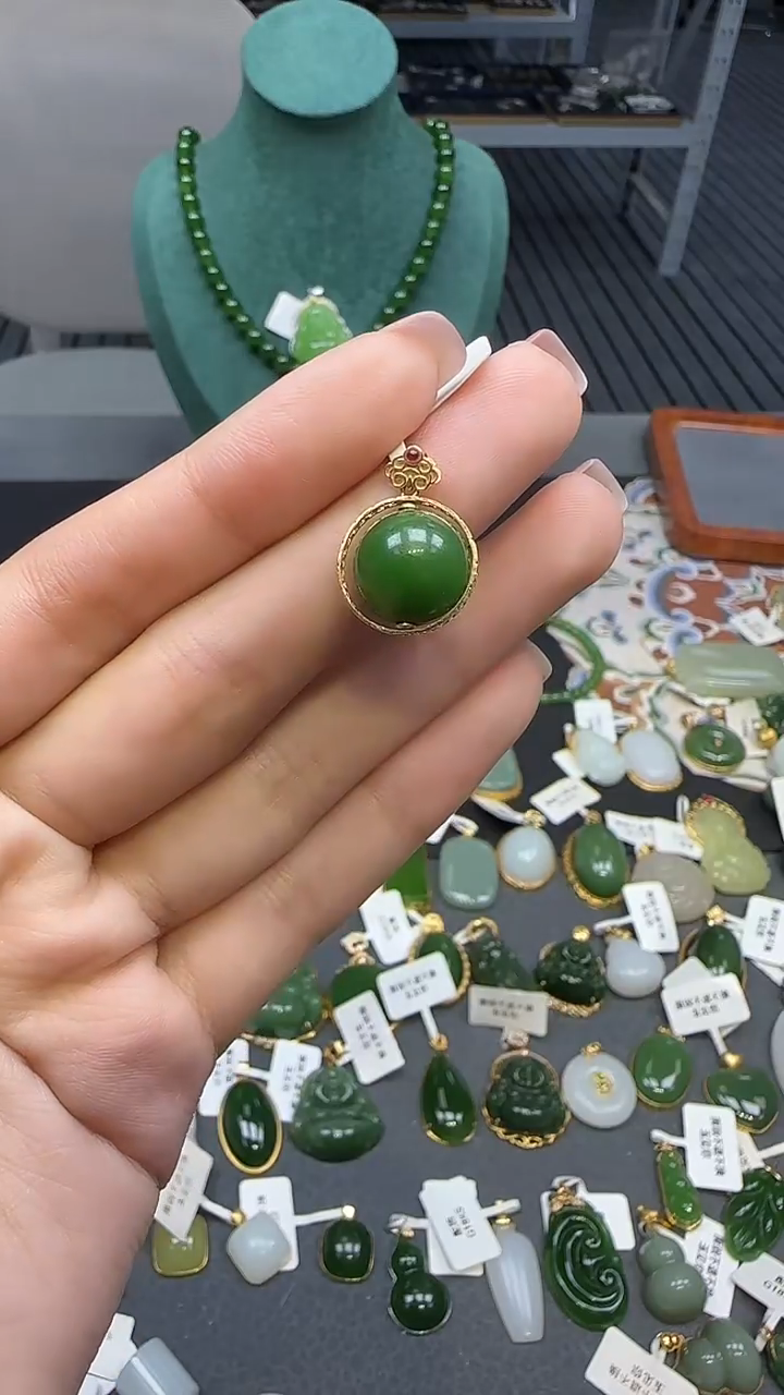18K金镶嵌和田玉挂件1