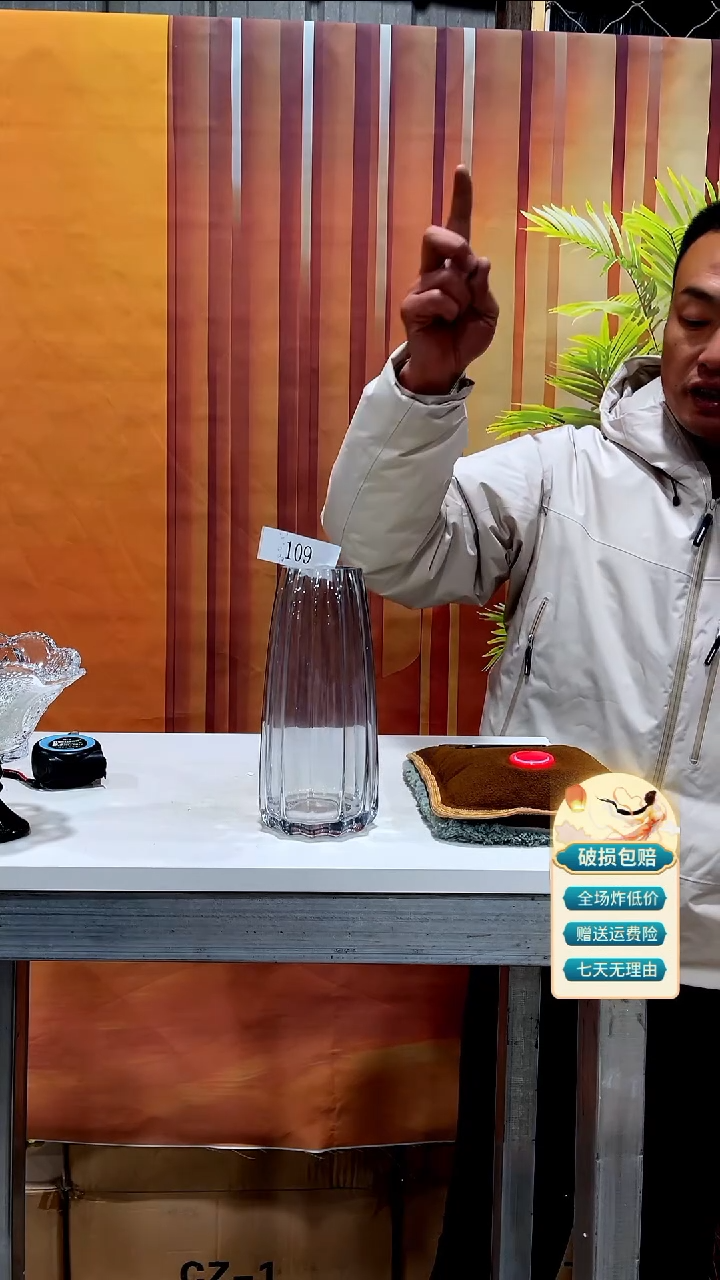 【闪购商品】玻璃109烟灰色竖条纹花瓶