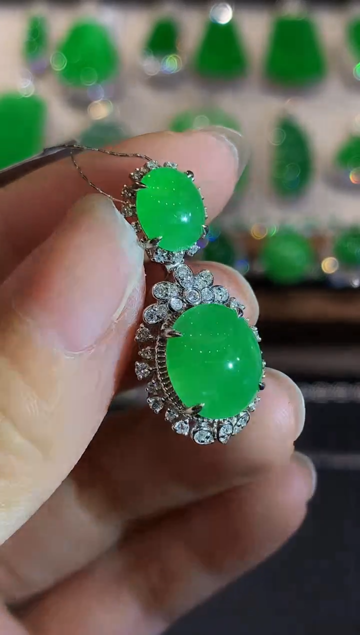 吊坠(不含链)18K金镶嵌翡翠LSR多样性发其一