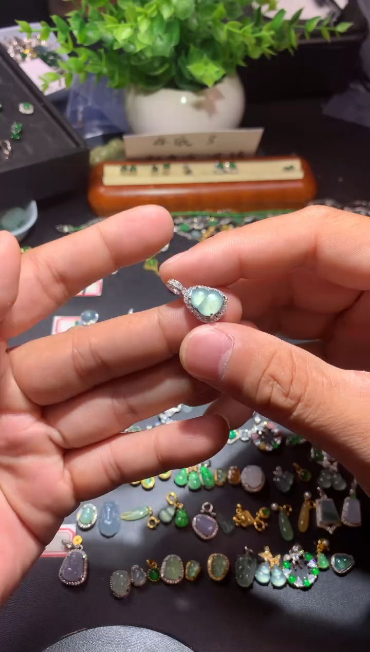 吊坠(不含链)未镶嵌翡翠小**?1