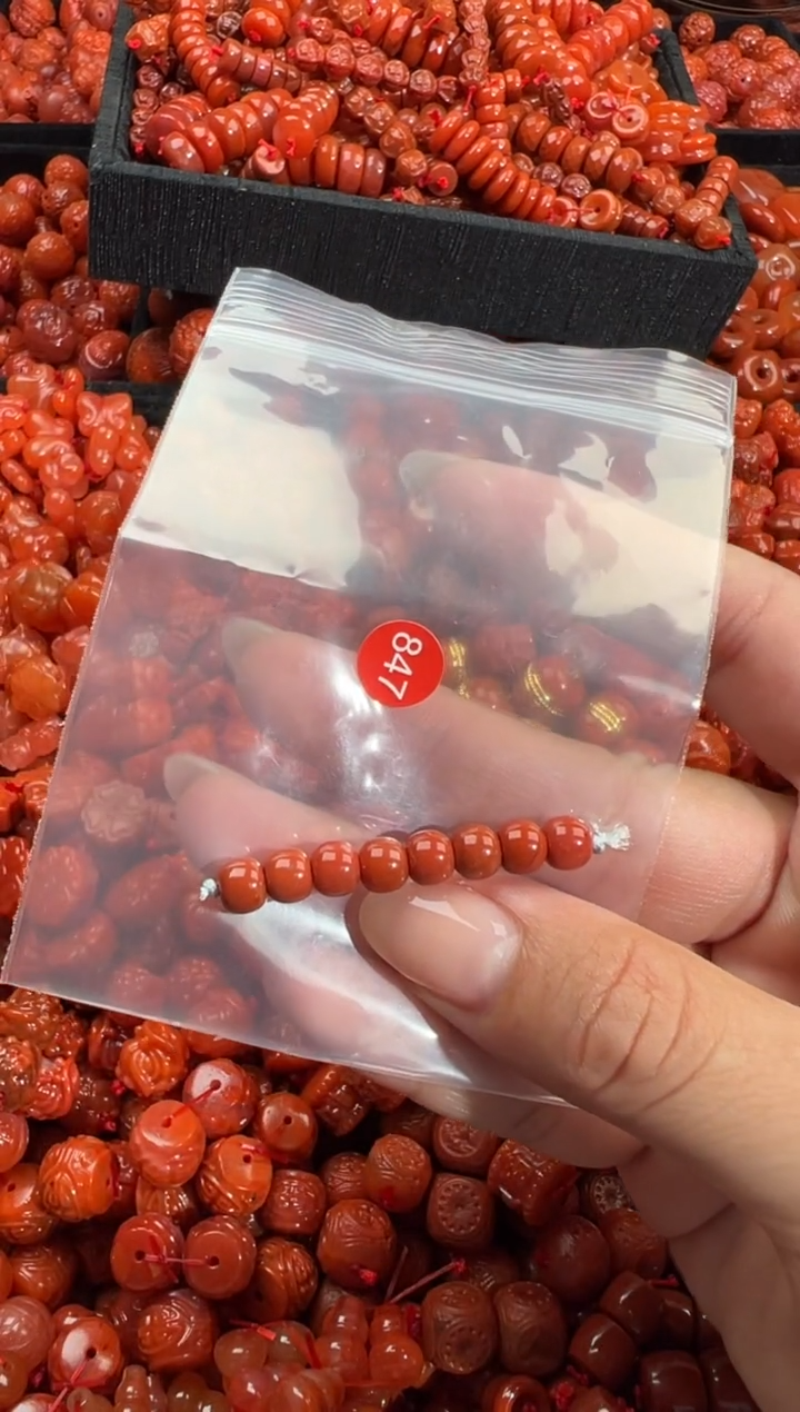 南红玛瑙未镶嵌颈饰1