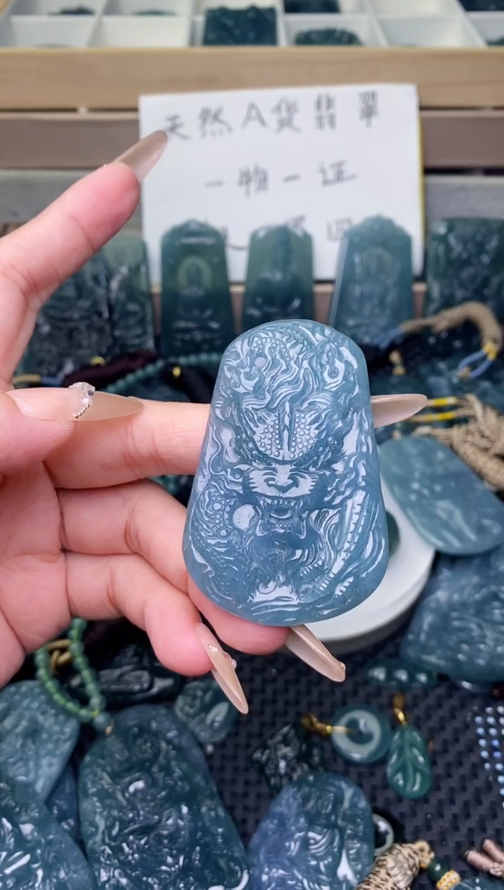 翡翠未镶嵌颈饰          