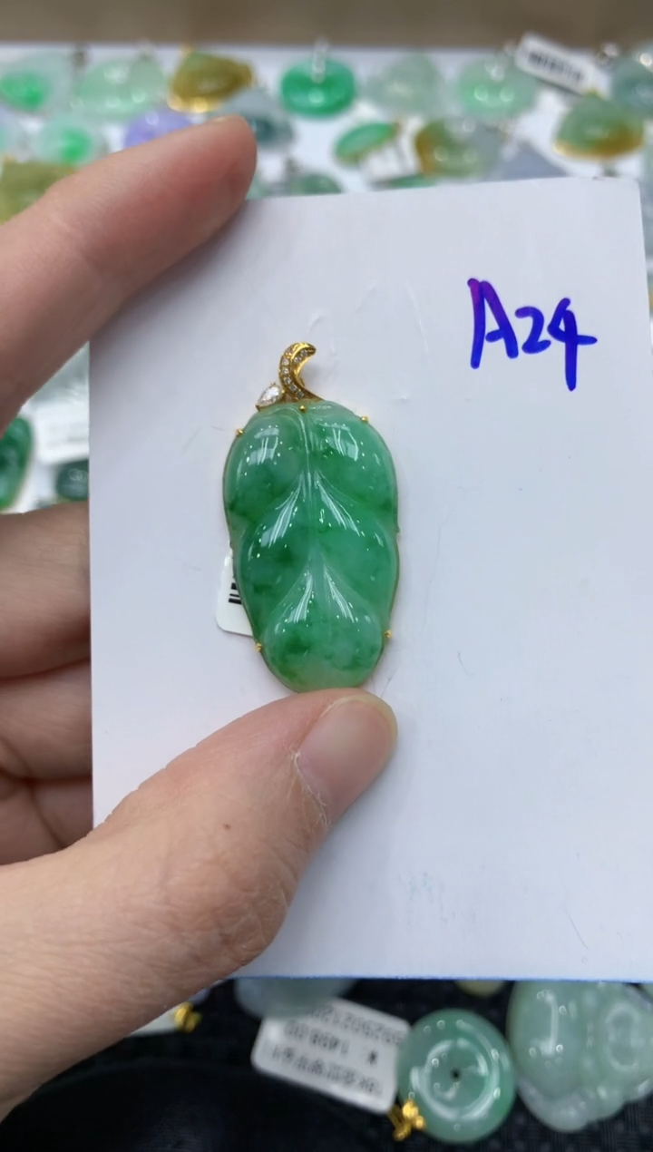 翡翠18K金镶嵌颈饰99999999999