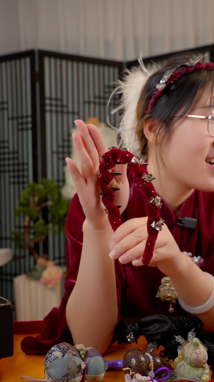 刺绣红色方糖丝绒发箍