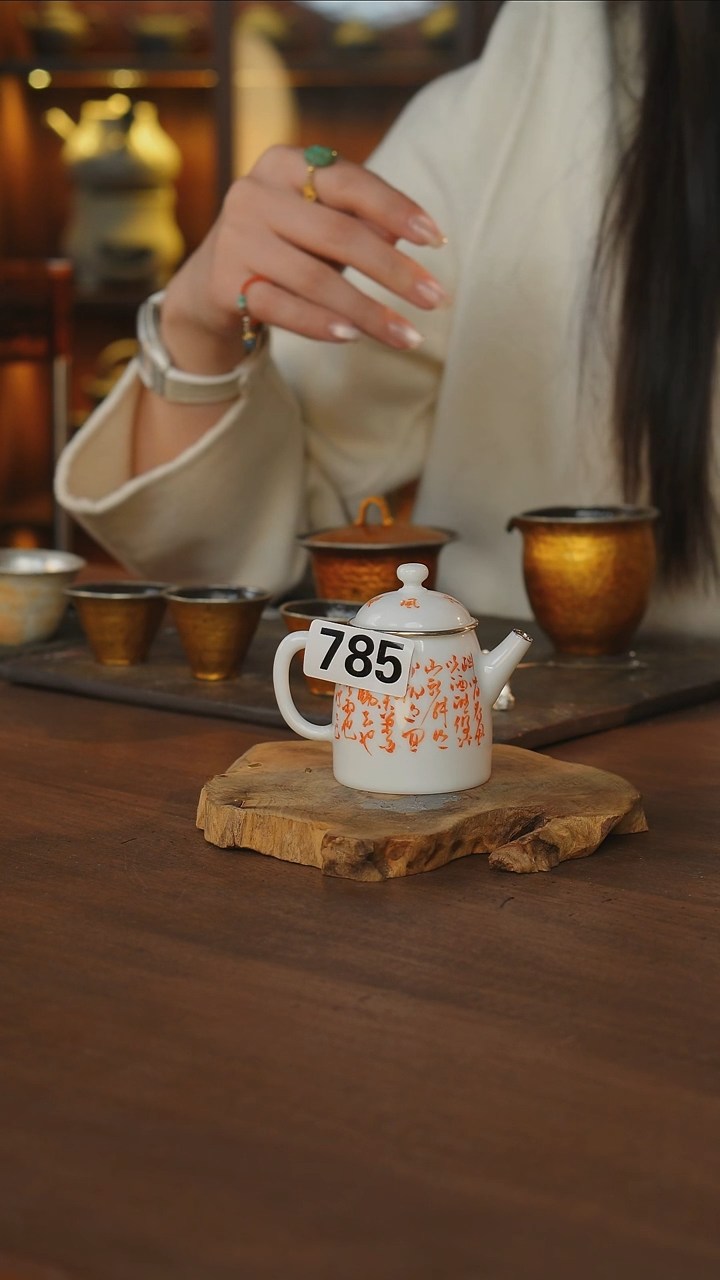 微瑕 包银梵红诗文壶..785