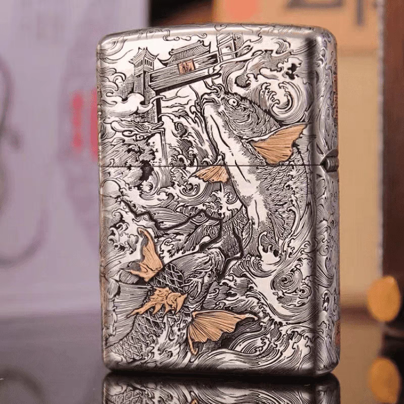 【老李鉴定】Zippo打火机鱼化龙手工皮盒装金箔DYJ1