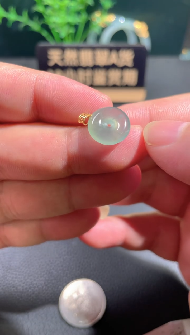 翡翠18K金镶嵌颈饰翡翠