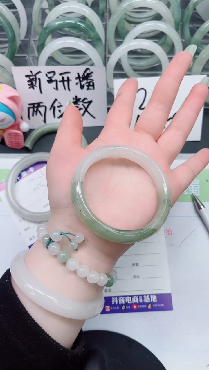 【闪购商品】石英质玉手镯合金a243