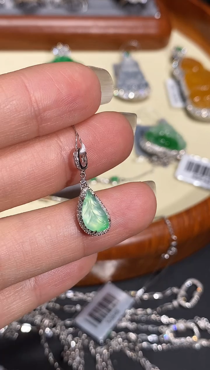 【闪购商品】翡翠吊坠(不含链)18K金镶嵌吊坠