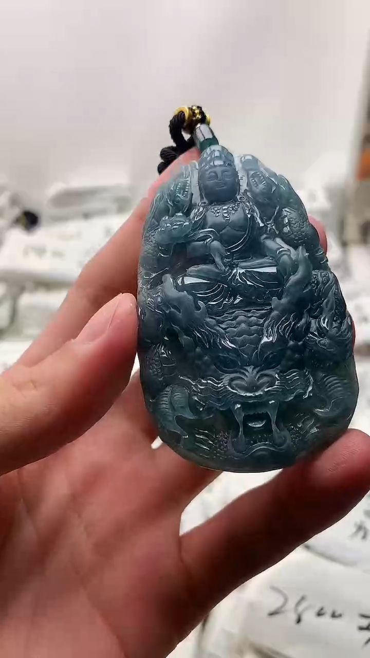 翡翠未镶嵌颈饰大势至