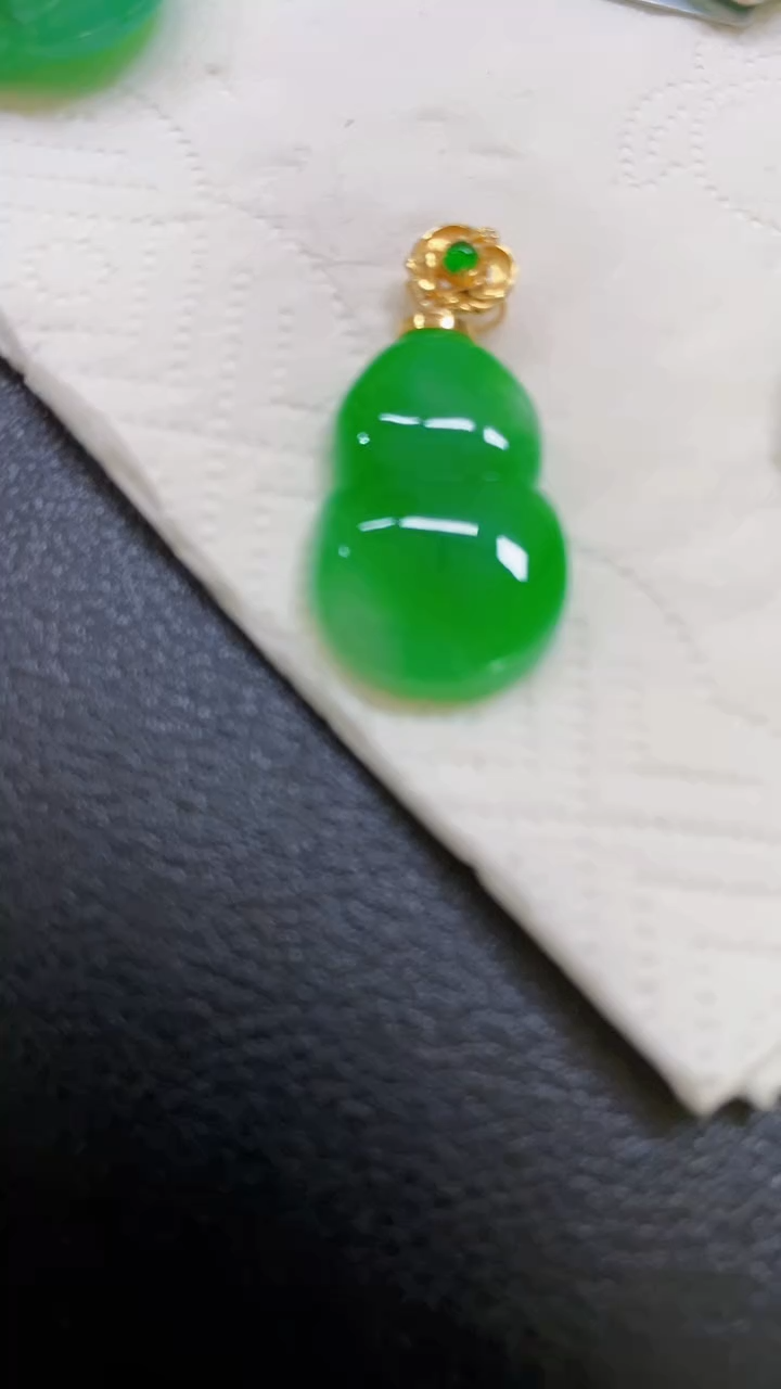 颈饰18K金镶嵌翡翠葫芦