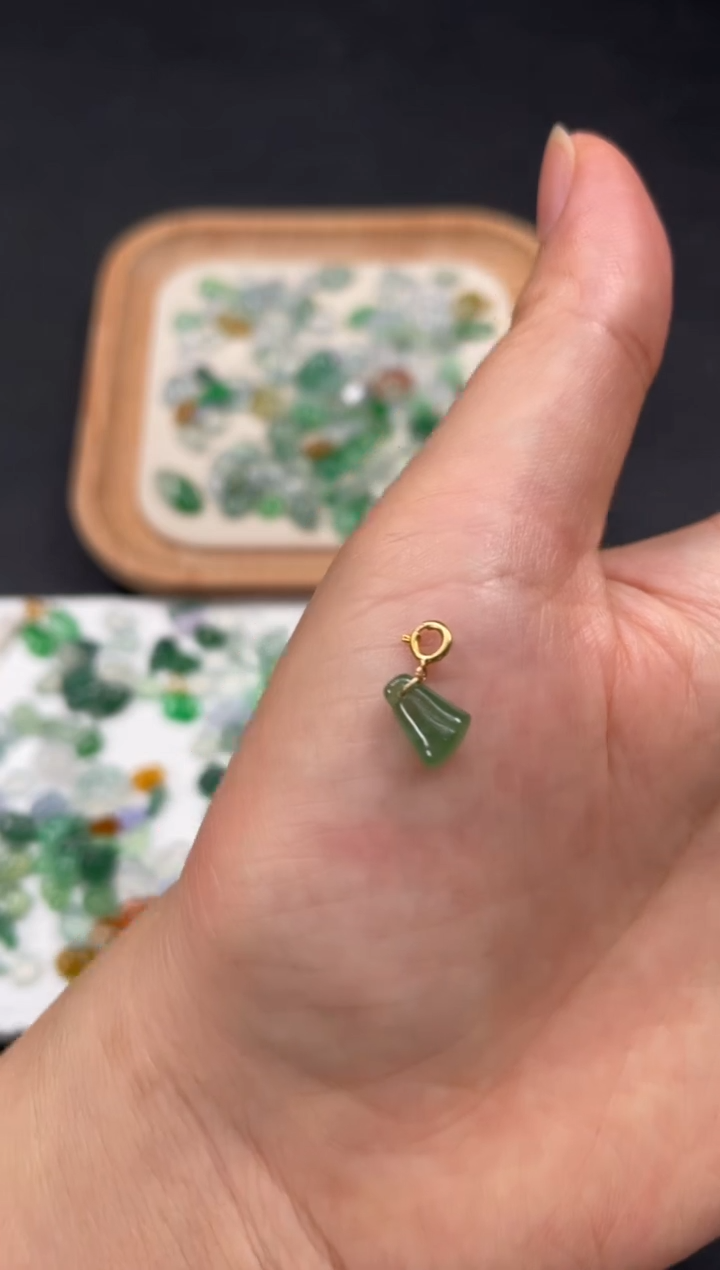 吊坠(不含链)18K金镶嵌翡翠一个JK509