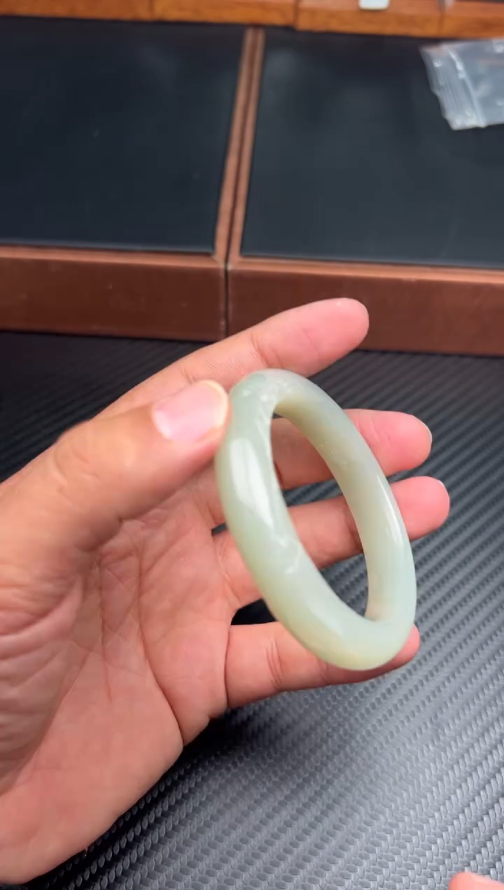 未镶嵌手镯和田玉且末微色差近矿53S