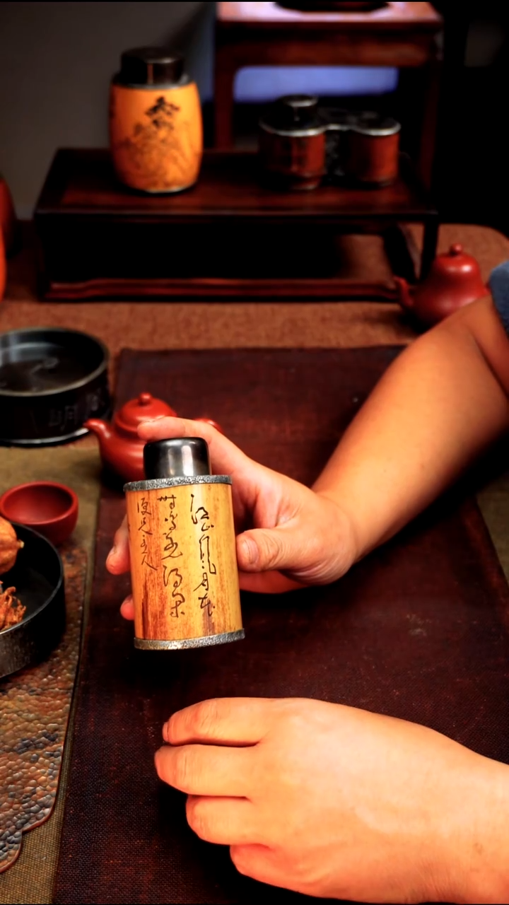 鹏**。1184拍品雕字竹包锡茶叶罐