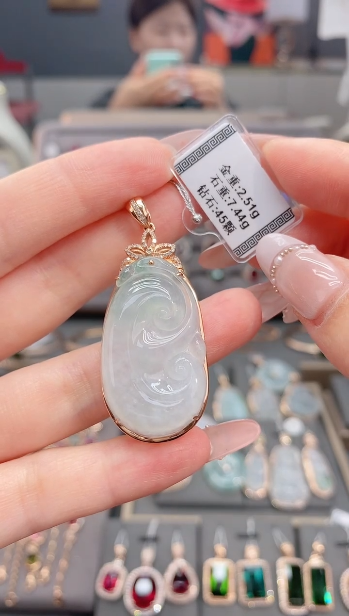 颈饰18K金镶嵌翡翠7.44      