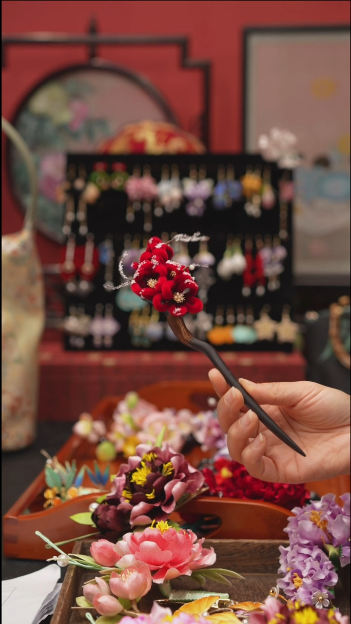 刺绣非遗绒花饰品 