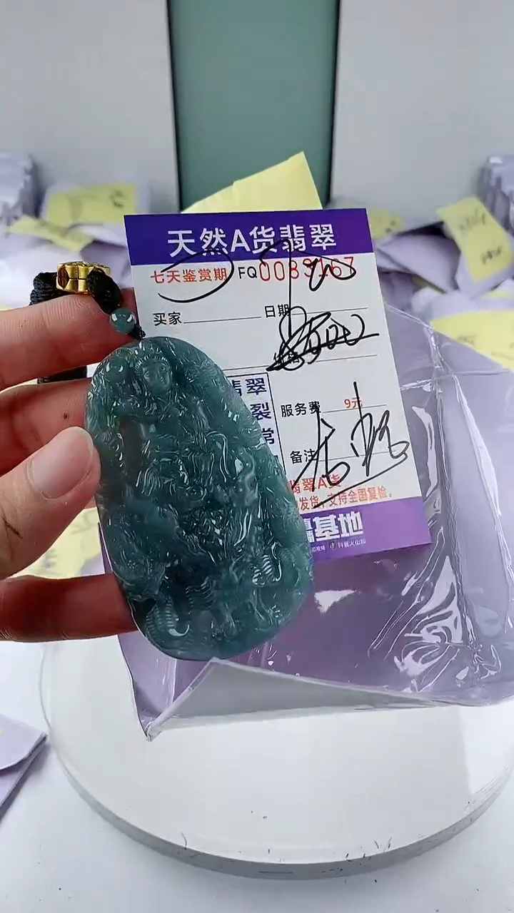 翡翠未镶嵌颈饰           