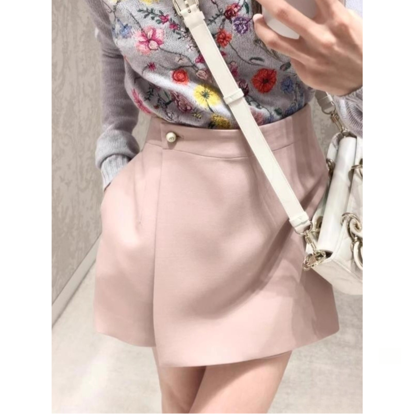 设计感新款重磅丝羊毛纯色珍珠扣装饰通勤显瘦显腿长女短裤裤裙子