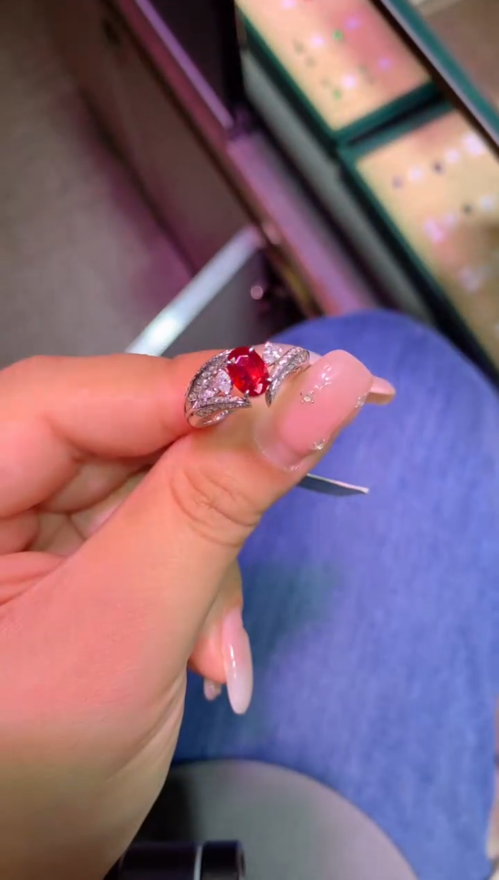 18K金镶嵌戒指红宝石1.02ct