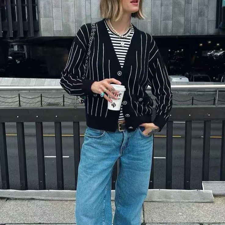 99新 Chanel/香奈儿 34码23P黑白条纹字母logo钻扣长袖羊绒开衫