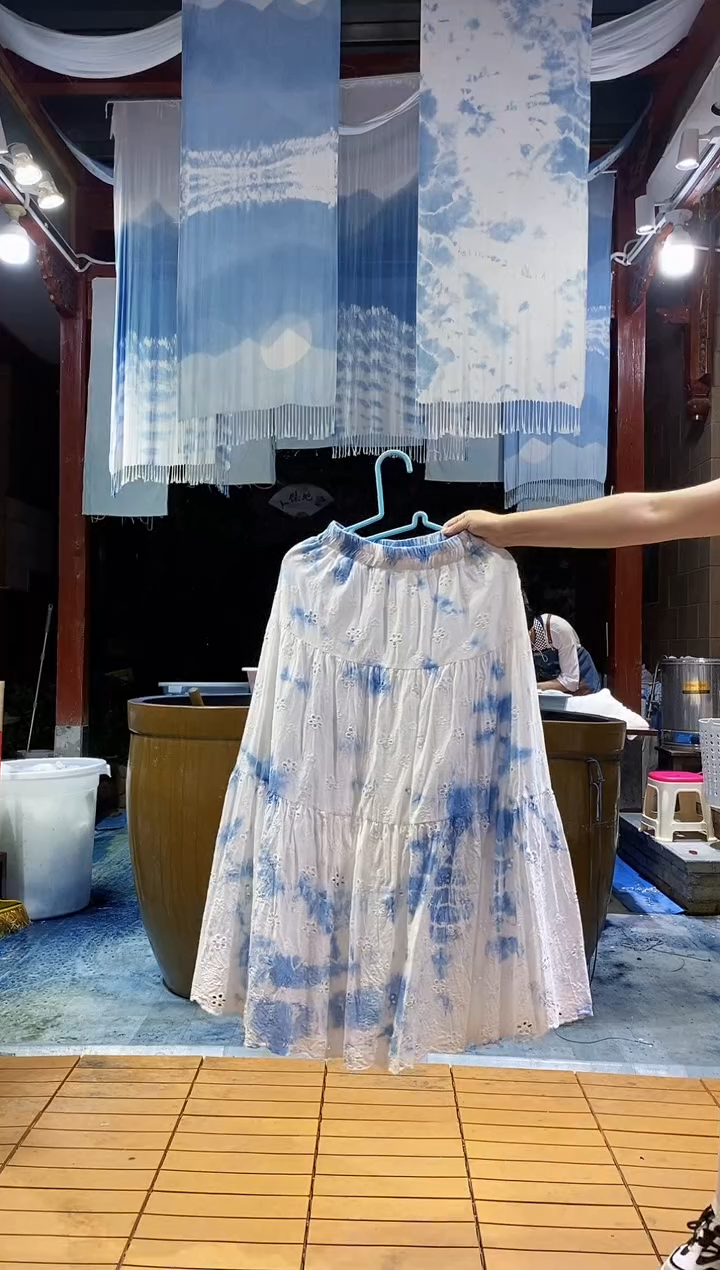 云浅蓝深 扎染服装 镂空花朵半裙 云朵