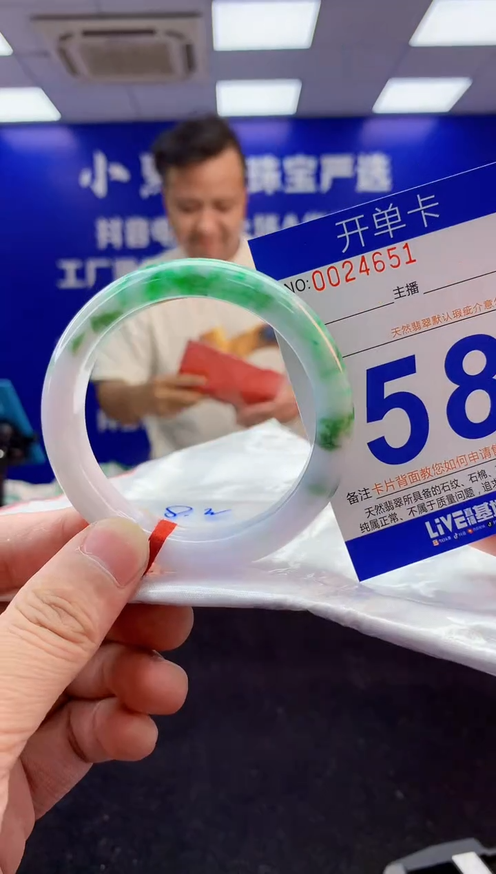 翡翠手镯未镶嵌3天然A货缅甸翡翠默认有瑕