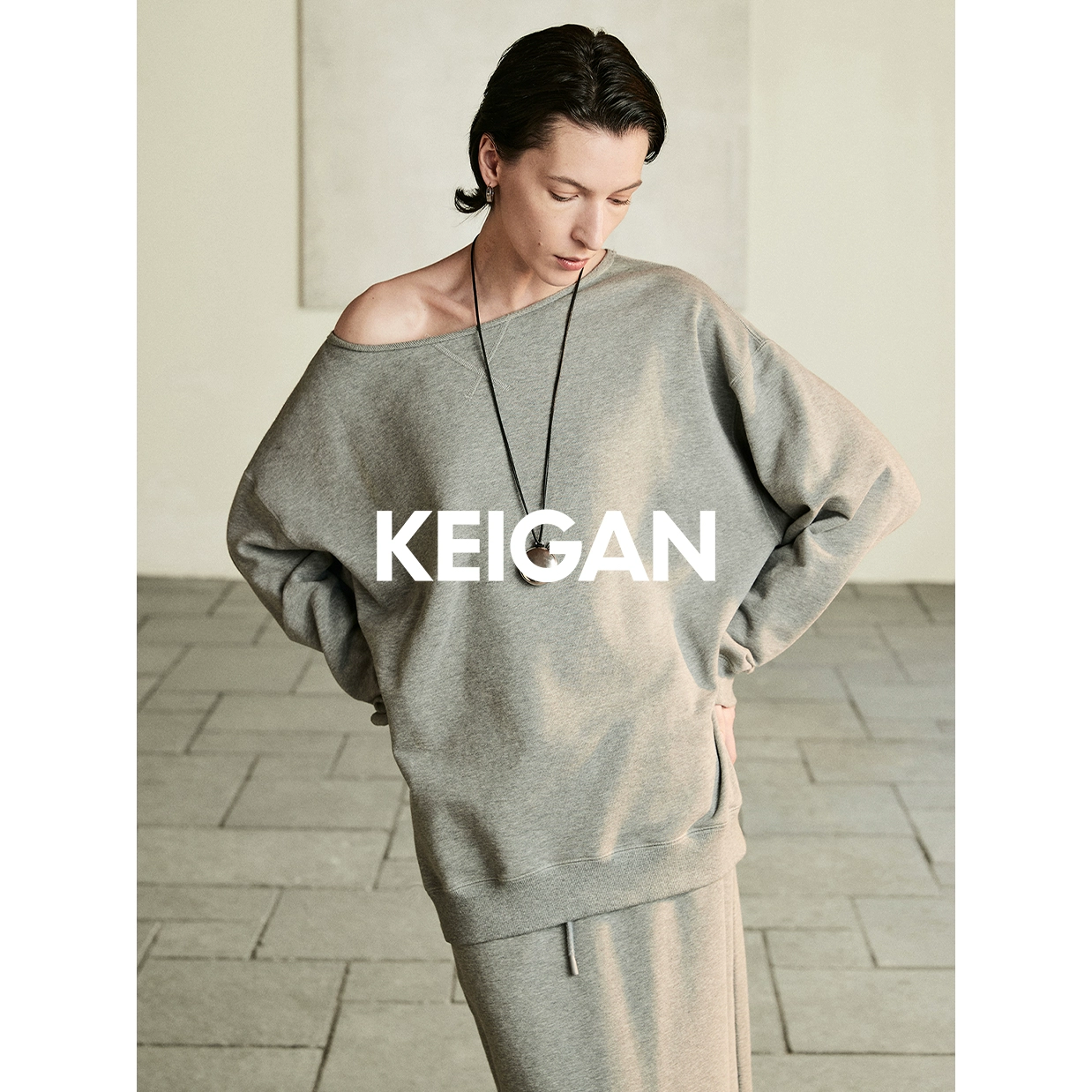 KEIGAN/开间时髦高密精梳棉百搭舒适一字斜肩卷边宽松卫衣长半裙