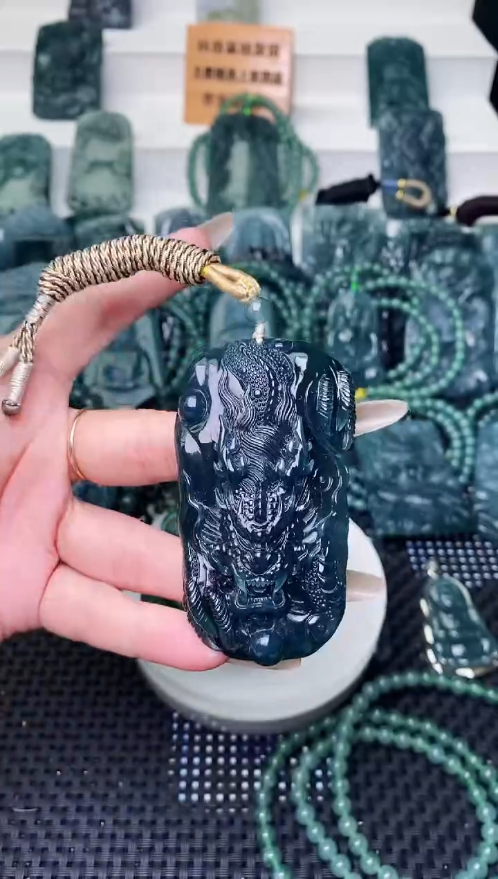 颈饰未镶嵌翡翠 