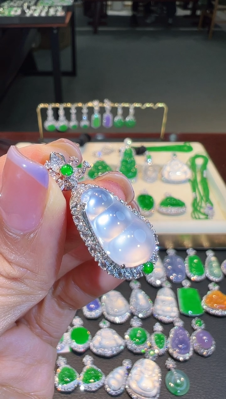【闪购商品】翡翠吊坠(不含链)18K金镶嵌翡翠